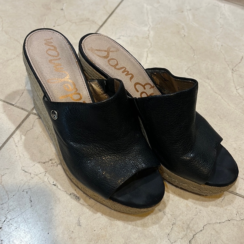 Black wedges